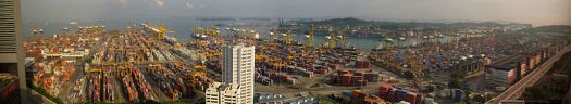 Pelabuhan Singapura dengan Pulau Sentosa di belakang